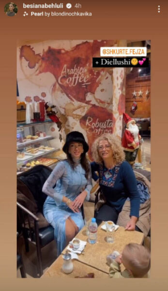 Shkurte Fejza del për kafe me vajzën e saj, duken si shoqe