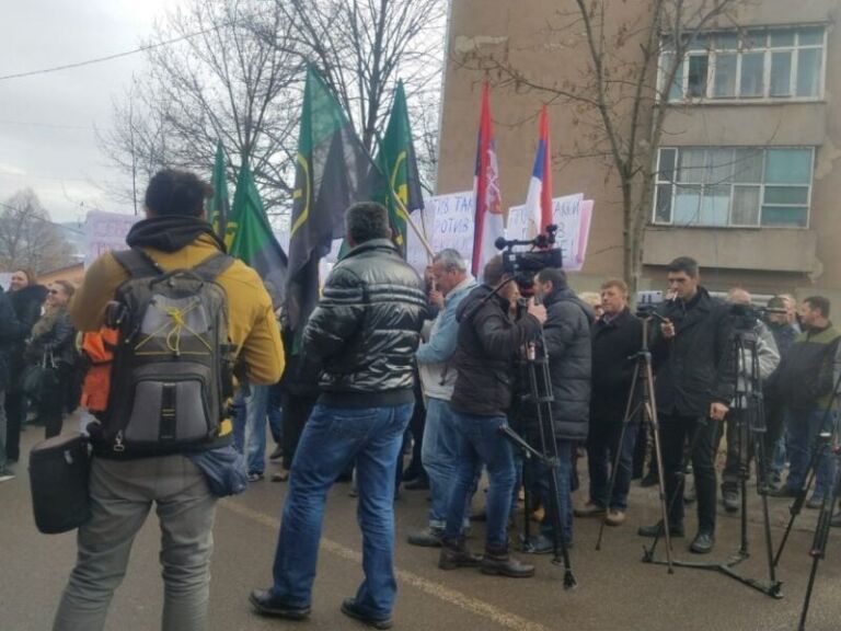 Të revoltuar me Vuçiqin dhe Listën Serbe, serbët në veri organizojnë protestë