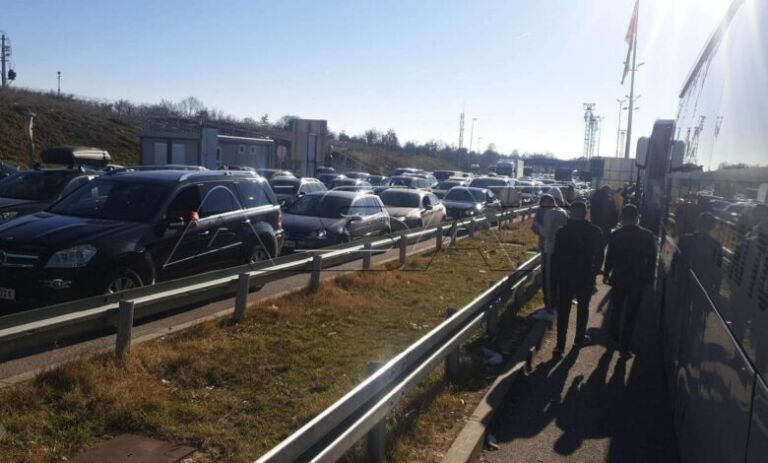 (Foto) Kthehen mërgimtarët, në Tabanoc pritet deri në 6 orë