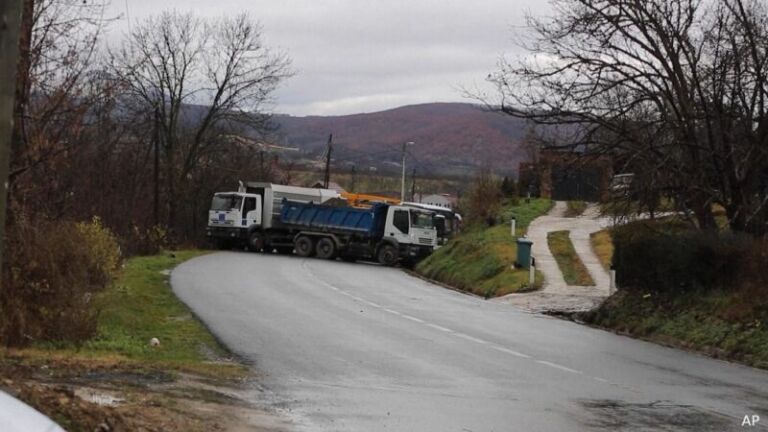 KFOR-i po i heq kamionët e mbetur nga barrikadat në veri