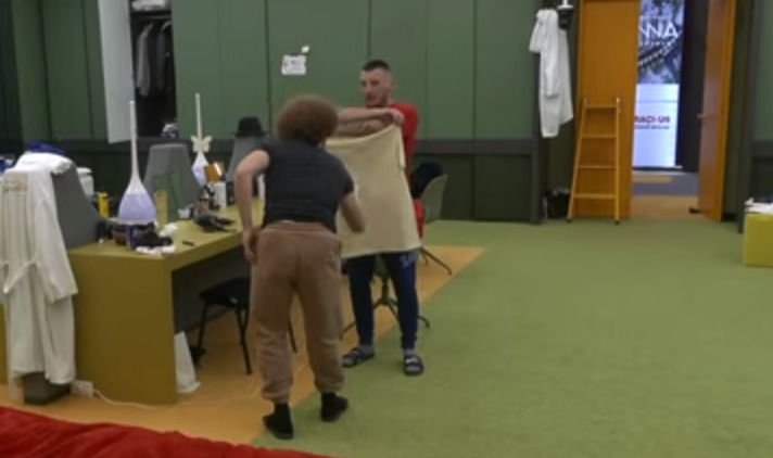 Digjet në “vend të keq” ky banor i Big Brother, niset për spital