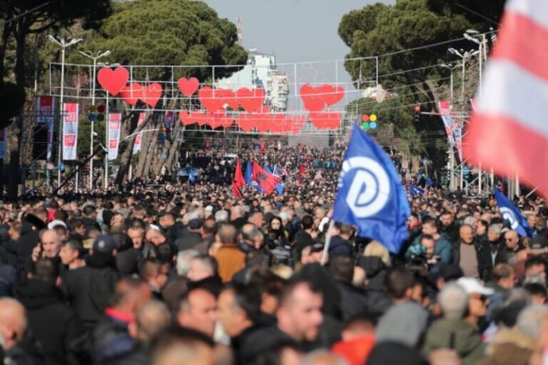 FOTOLAJM/ Mbushet bulevardi i Tiranës, Shqipëria zbret në shesh
