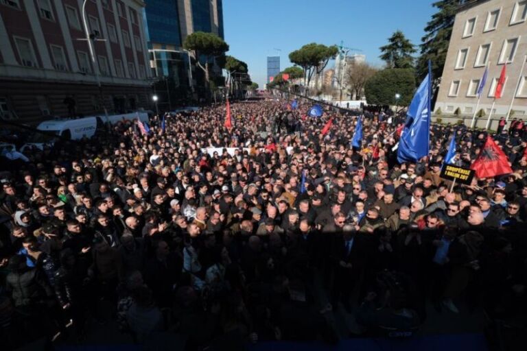 FOTOLAJM/ Protesta: Mbahet një minutë heshtje për viktimat e tërmetit