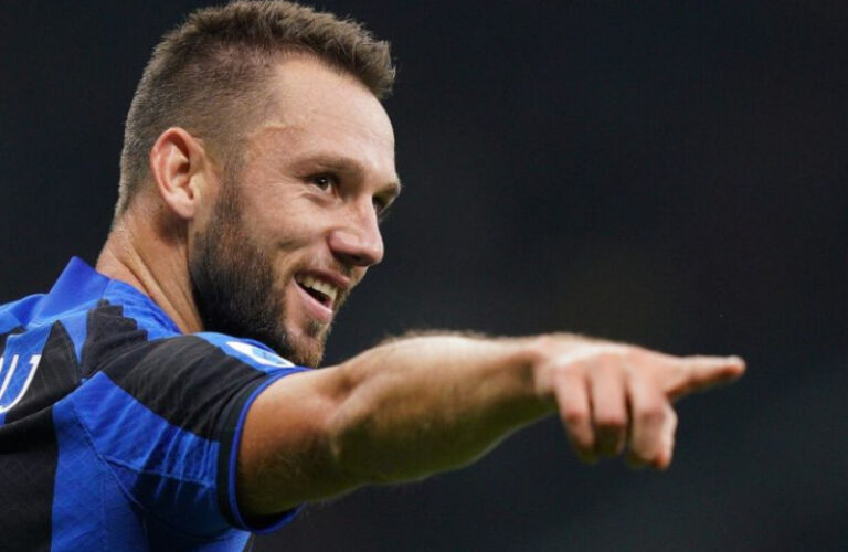 De Vrij ‘tradhëton’ Intein, po transferohet te rivalët e mëdhenj