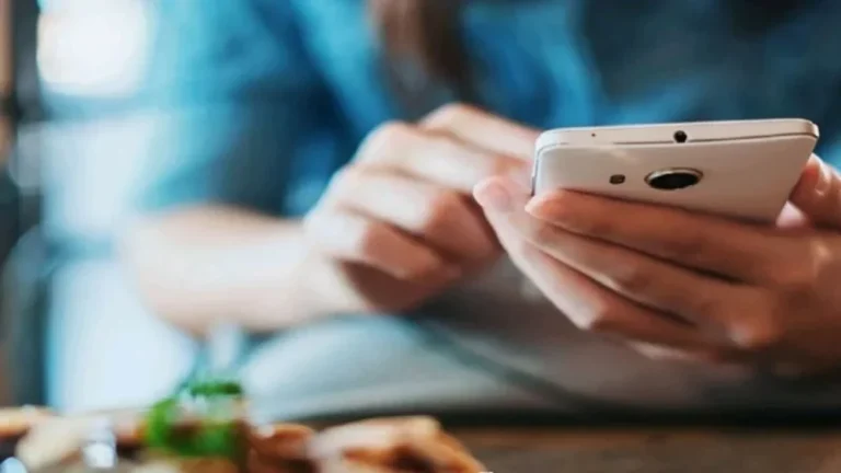 Sa kohë para ekranit është e tepërt? Shenjat që tregojnë se jeni të varur nga telefoni juaj…