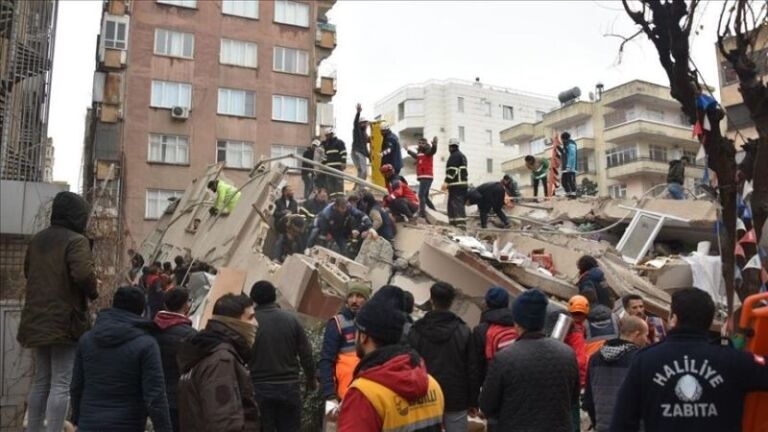 Ekipe shpëtimi nga Holanda dhe Rumania nisen për të ndihmuar Turqinë pas tërmetit shkatërrues