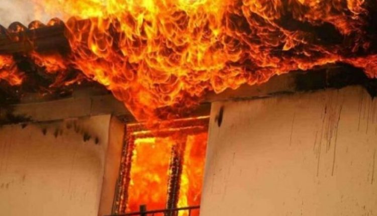 Zjarr në shtëpinë e një banori nga Raveni,lëndohet një zjarrfikës