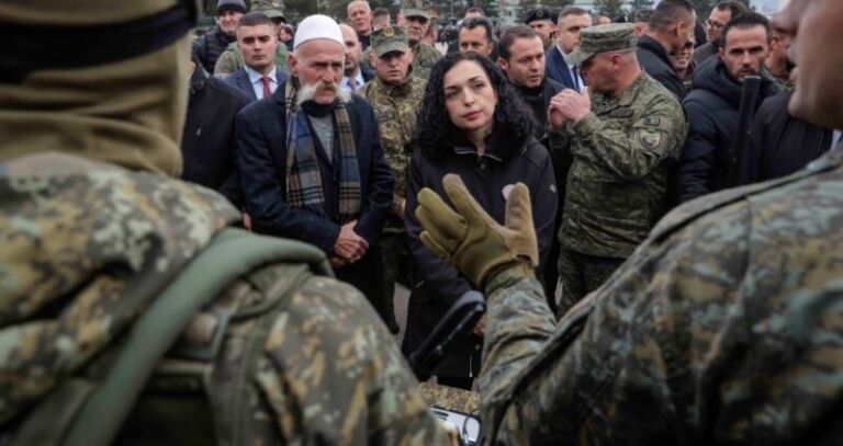 Osmani e Sveçla marrin pjesë në rreshtimin e kuadrateve të FSK-së në kazermën “Adem Jashari” (FOTO)