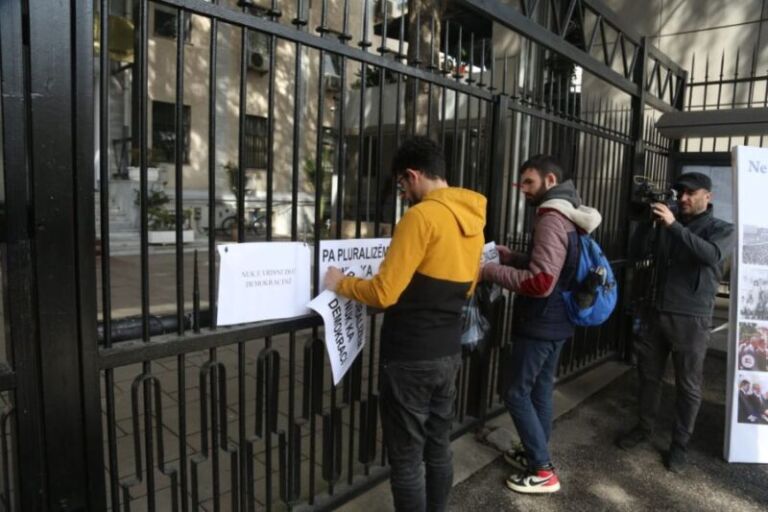 ‘Pa pluralizëm nuk ka demokraci’/ Mesazhet e protestës para gjykatës