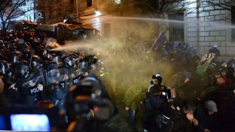 FOTOT/ Gjeorgjianët po i rezistojnë rusizimit, vendi ndizet nga protestat