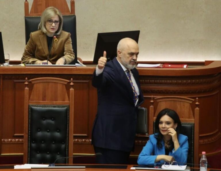 FOTO/ Rama braktis mocionin/ Spiropali dhe Manja entuziazmohen, opozita kërkon ndërprerjen e seancës
