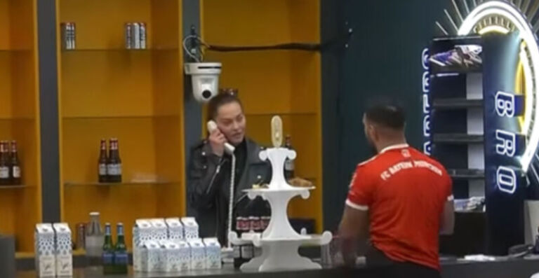 Gresa përgjigjet në telefon dhe fiton dhuratë