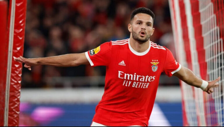 Sulmuesi që ‘shpërtheu’ në Botëror pritet të transferohet në Man United