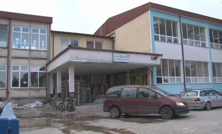 Vazhdon mësimi i paligjshëm online në një shkollë në Strugë