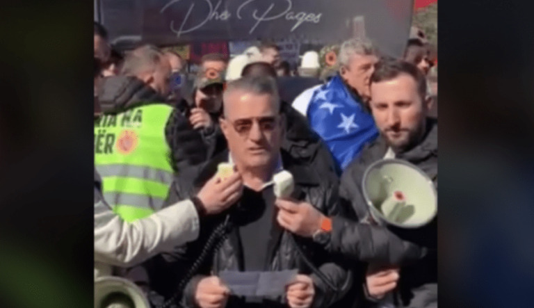 Babai i Granit Xhakës mban fjalim para protestuesve në Hagë: Po tentohet të dënohet historia
