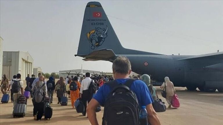 Ushtria e Sudanit akuzon forcat rivale paraushtarake se hapën zjarr ndaj avionit turk