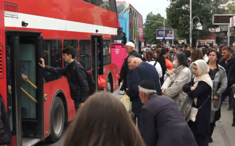 Pritje të gjata për transport, reagojnë qytetarët