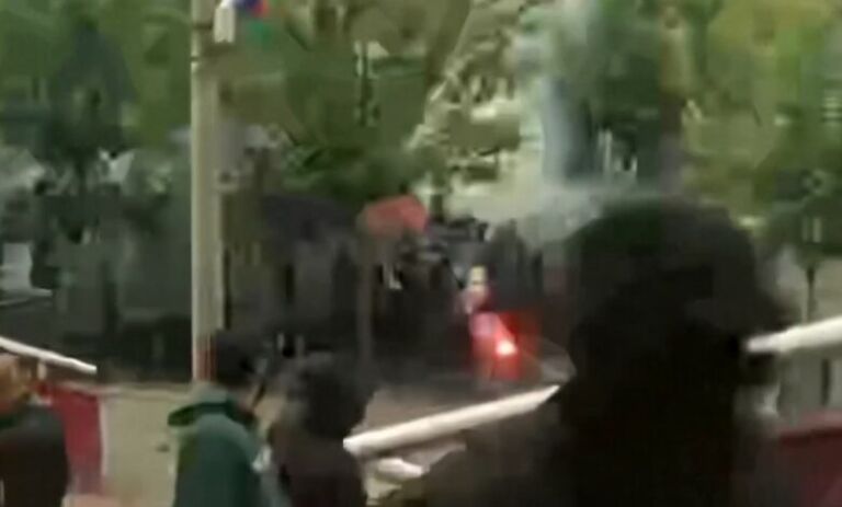 Momenti kur serbët gjuajnë me molotov KFOR’in, digjet edhe një veturë e Policisë