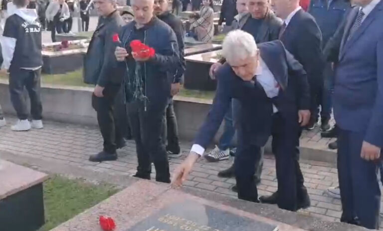 Ahmeti pengohet të vendosë lule mbi varrin e dëshmorit