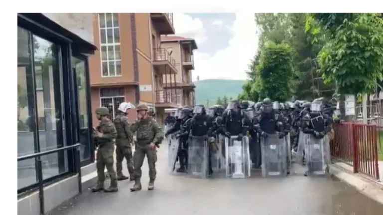 Disa policë të plagosur, mjetet e KFOR-it dhe mediave të dëmtuara! Pesë të arrestuar pas trazirave në veri