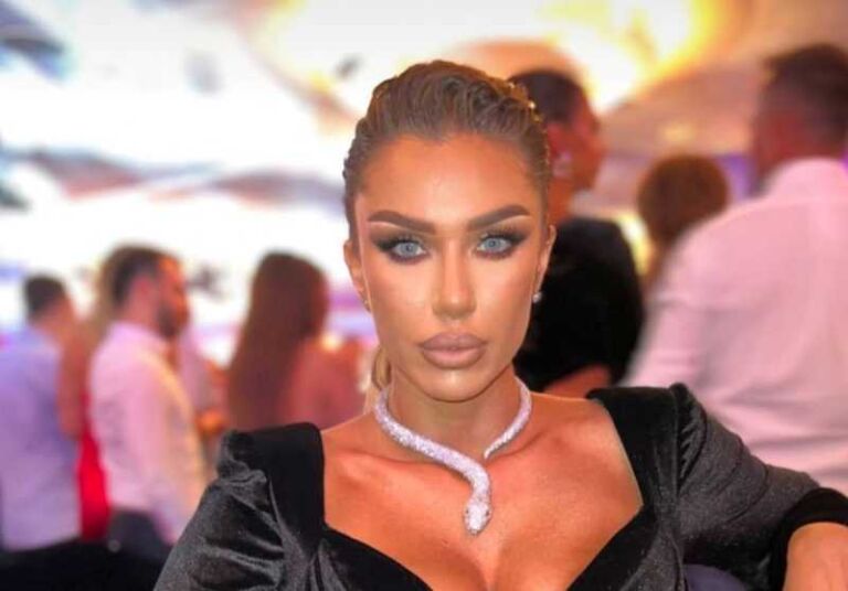 Adelina e merr nënën e saj në klub nate, po duken kaq hot