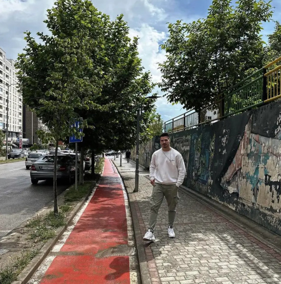 Andi shihet i vetmuar rrugëve të Prishtinës