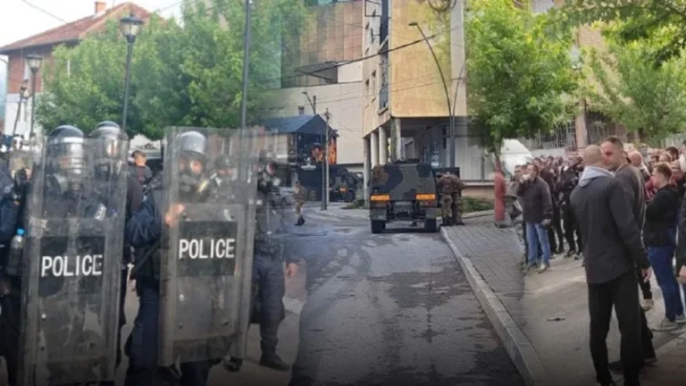 Policia arreston dy serbë në veri të Kosovës/ Qarkullonin me armë, simbole dhe emblema nacionaliste