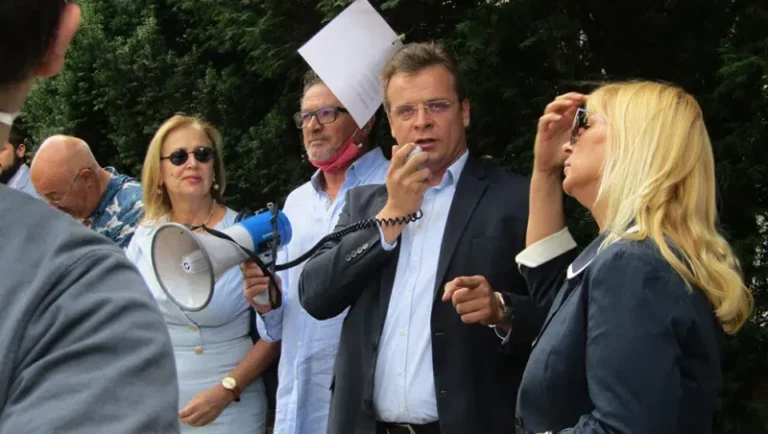 “Nuk protestoj për Kosovën”/ Avokati i njohur serb: Vuçiç e ka bërë Serbinë një vend anti-evropian