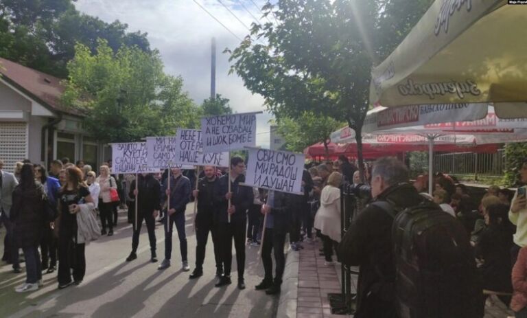 Protestuesit serbë në Zveçan me pankarta “Nuk do të na dëboni…”