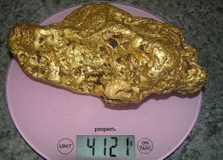 Mendoi se ishte patkua i vjeter, por gjeti 4kg ari (Foto)