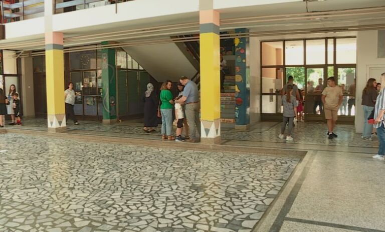 Nxënësit e shkollave fillore morën dëftesat