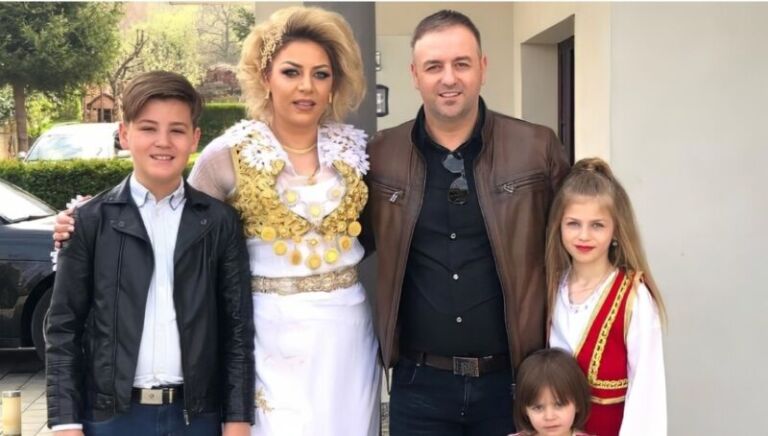 Gruaja e Nexhatit bën dritë ne veshje tradicionale