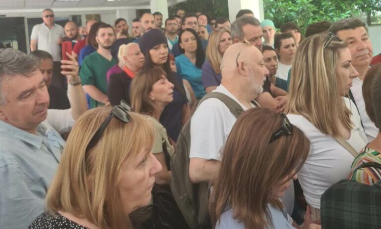 (Video) Pacientët kundërshtojnë shkarkimin e Jovevit: “Nuk mundesh dikë ta përzësh nga shtëpia e tij”