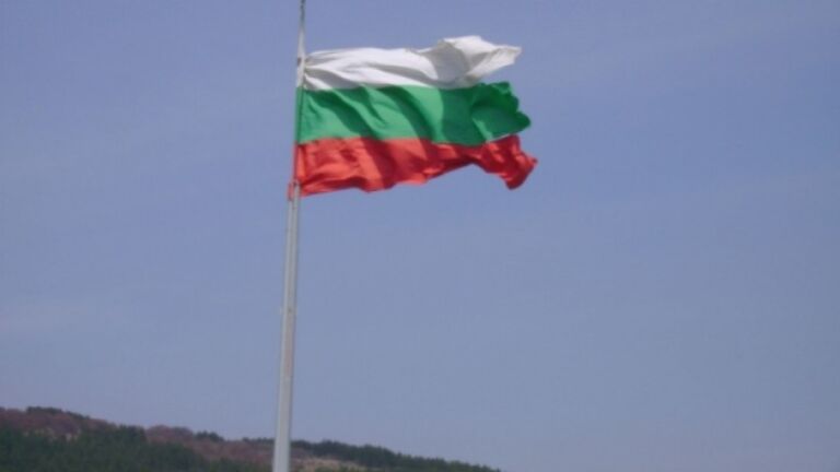 Bullgaria fitoi qeveri të rregullt, në koalicion me rivalët Petkov dhe Borisov