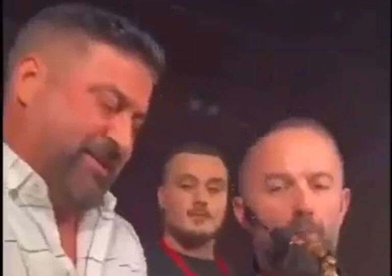 Medën e ‘tadhëton’ playback-u në koncert, kështu bëhet “hor” live