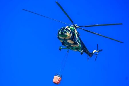 Disa vatra të zjarrit në Ajatovc, akoma aktive, intervenim me helikopterë për shuarjen e zjarreve