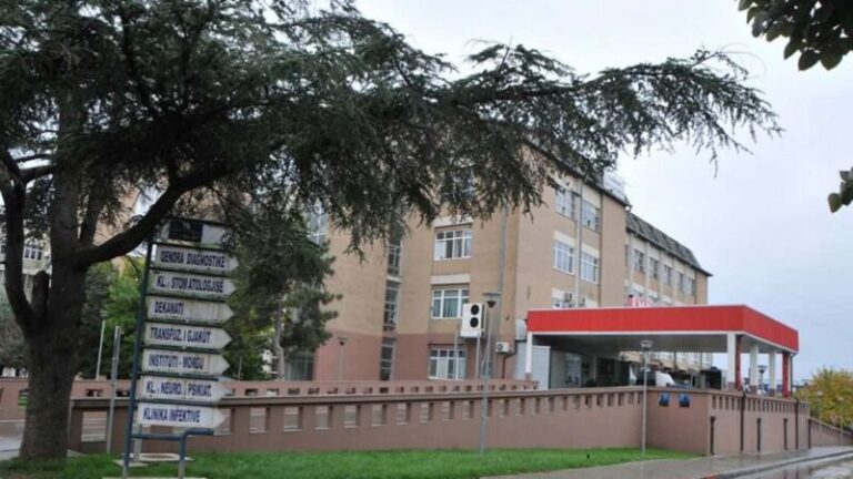 Lirohet nga spitali vajza që u plagos në konfliktin e Bon Vivantit – Policia shton forcat në Klinikën e Ortopedisë ku po trajtohet një i dyshuar