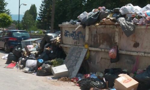 Pothuajse çdo ditë punonjësit e Higjienës Komunale gjejnë pranë kontejnerëve mbetje të rënda