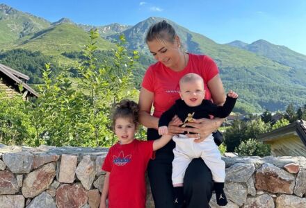 ‘Shpirtin ta qetësojnë mbesa dhe nipi’, Remzia publikon foton me të embël me nipa dhe burrin!