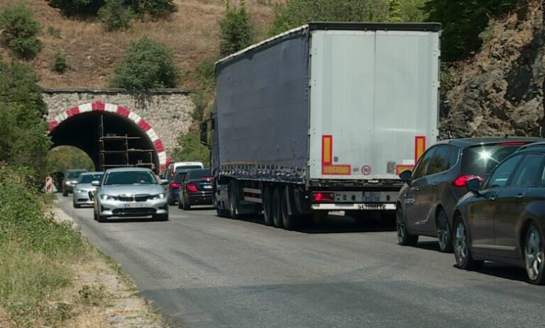 Kaos në rrugën Shkup-Bllacë, kolona të gjata për shkak të punimeve në tunel