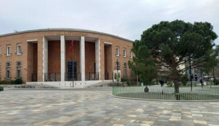 Banka e Shqipërisë bleu 18 milionë euro të premten, kursi i Euros ra përsëri