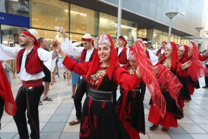 Ansambli “Ibe Palikuqi” i bëri me lot shqiptarët që jetonin në Split