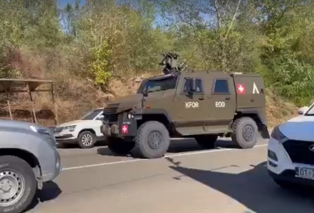 Çfarë po ndodh? Dhjetëra automjete të KFOR-it nisen në drejtim të Leposaviqit