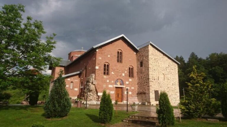 Dioqeza Rashkë-Prizren: Armët u gjetën në oborr, nuk pati viktima brenda mureve të manastirit të Banjskës