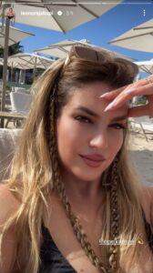 Habit Leonora Jakupi, shfaqet në plazh me grim të rëndë dhe e mbuluar me dukat