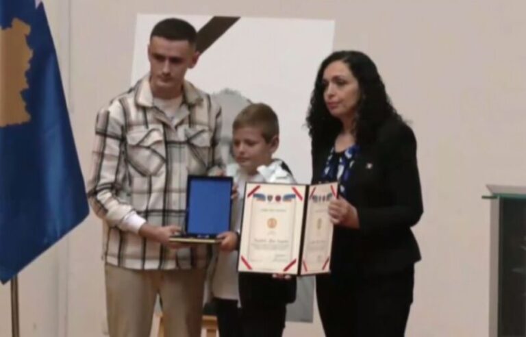 Rreshteri Afrim Bunjaku shpallet hero i Kosovës, nderimin e pranuan dy djemtë e tij nga Osmani