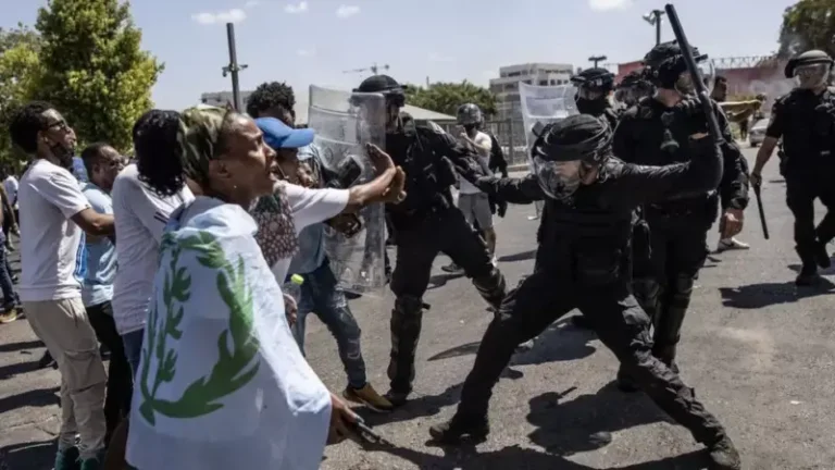 Eritreasit luftojnë mes tyre në Izrael, policia vendase i sulmon me gaz lotsjellës dhe plumba..