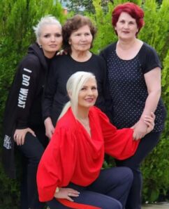 Nëna e Mihrijes pa asnjë rrudhë në fytyrë