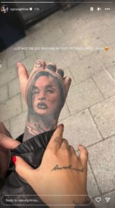 Rina Balaj befason si asnjëherë më parë, fansi e mbulon dorën e tij me tatuazh fytyrën e saj