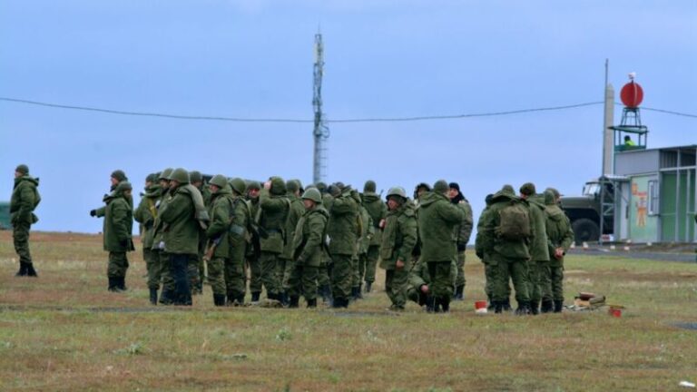 Familjet e ushtarëve rusë thirrje Putinit: Shkoni në fushëbetejë dhe vdisni